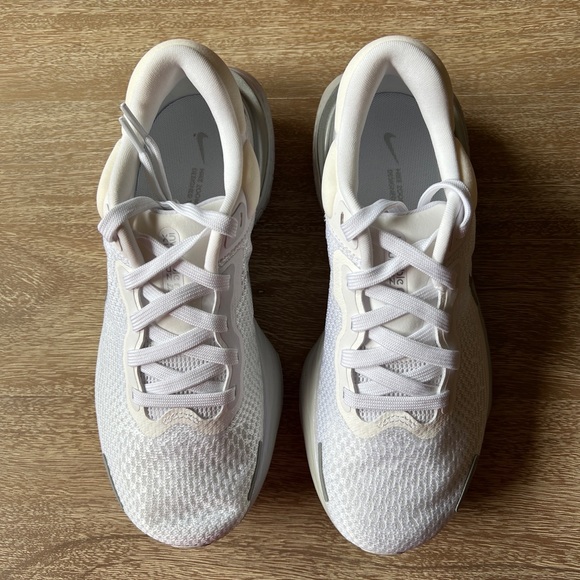 Nike Women’s Zoomx Invincible Run FK White Running Shoes CT2229-101 Size 8.5 - Picture 2 of 7